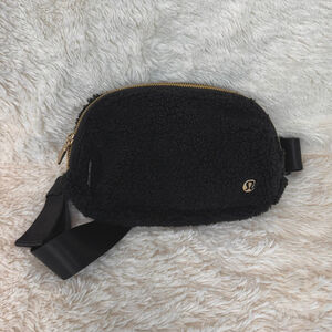 Lululemon Everywhere fleece black belt bag